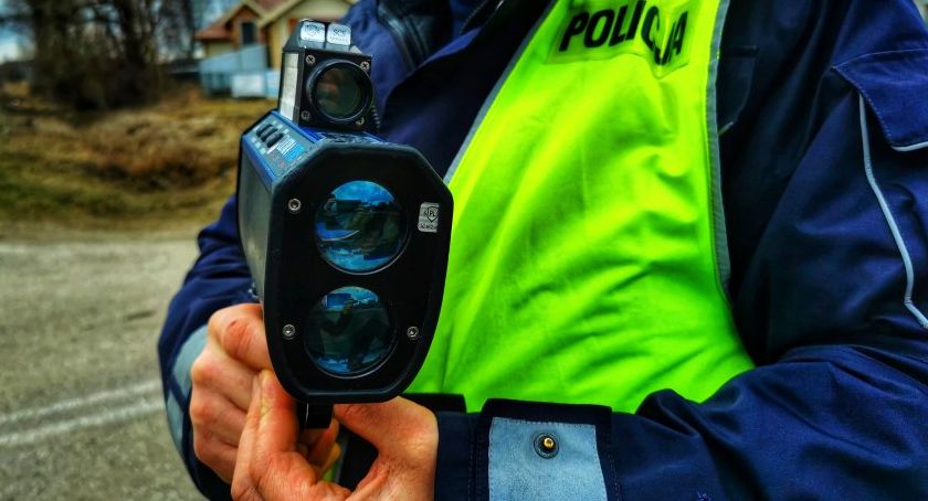 126 km/h w Marianowie. Dwaj kierowcy stracili uprawnienia