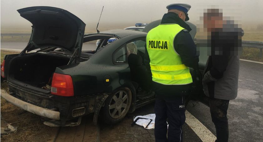 18-latek przeleciał passatem przez rondo. Był po użyciu alkoholu [FOTO]