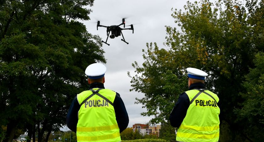 Uwaga kierowcy! Policyjny dron z kamerą lata nad Łomżą 