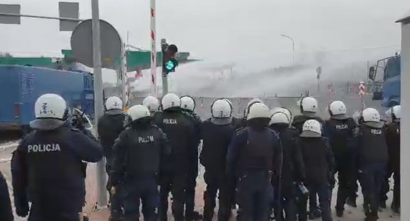 Migranci coraz bardziej agresywni. Poleciały granaty hukowe, kamienie, butelki [AKTUALIZACJA]