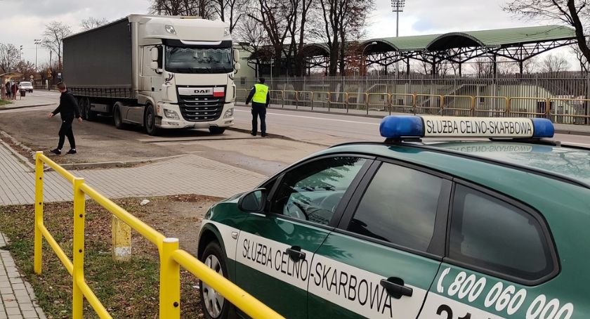 Złamał zakaz i jechał na cudzej karcie. Kierowca wpadł w ręce funkcjonariuszy KAS z Łomży