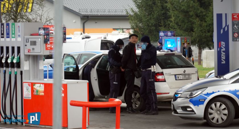 Stacja paliw w Piątnicy. Migranci i kurierzy zatrzymani [FOTO] AKTUALIZACJA