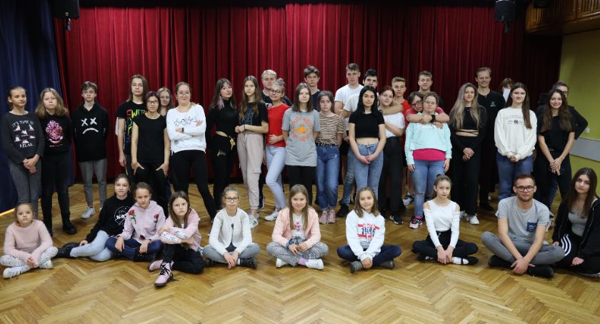 Integracyjne warsztaty taneczno-wokalne w ROK [FOTO]