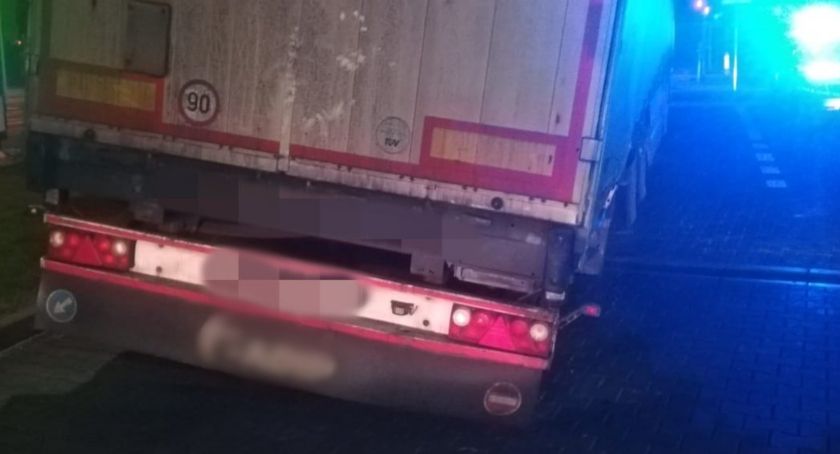 Aleja Legionów. Samochód bez prawego koła w naczepie