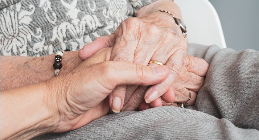 Trwa akcja „Świąteczna Paczka dla Seniora” w Łomży. Poszukiwane osoby potrzebujące