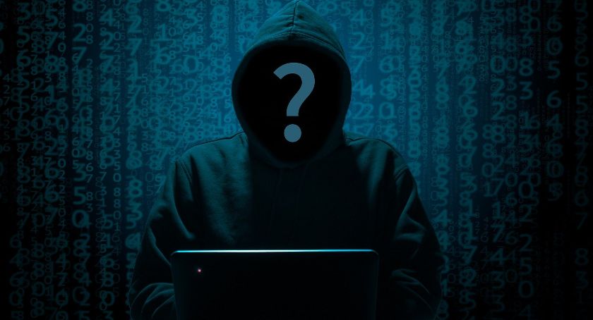 Wrzucił nagie zdjęcia do internetu i podpalił dwa samochody. Są zarzuty