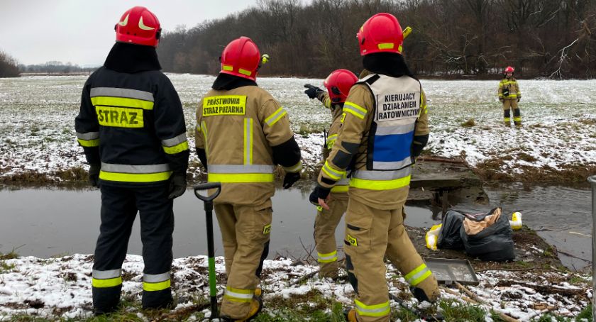 Łomżyczka zanieczyszczona olejem. Interweniuje straż pożarna [FOTO]