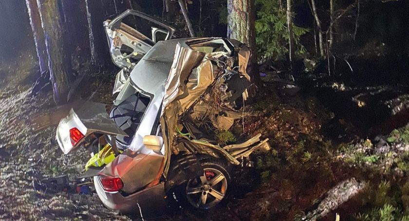 Śmiertelny wypadek na DK63. Kierowca uderzył w drzewo [FOTO]