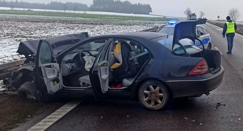 Wypadek dwóch osobówek na DK61