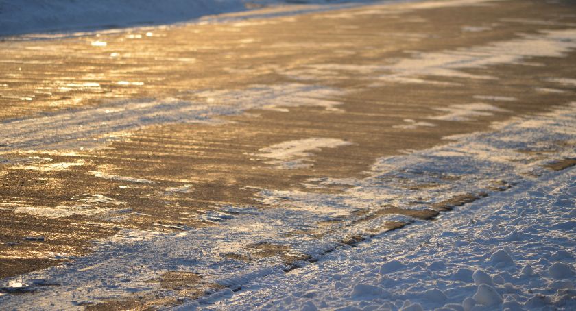 Będzie ślisko! Uwaga na oblodzone drogi i chodniki