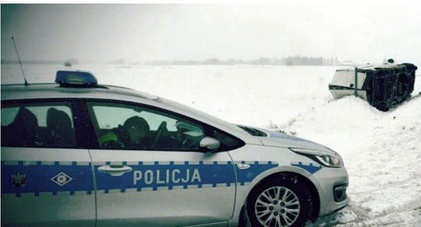Śnieg, kolizje i alkohol na drogach. Kierowcy wpadali do rowów