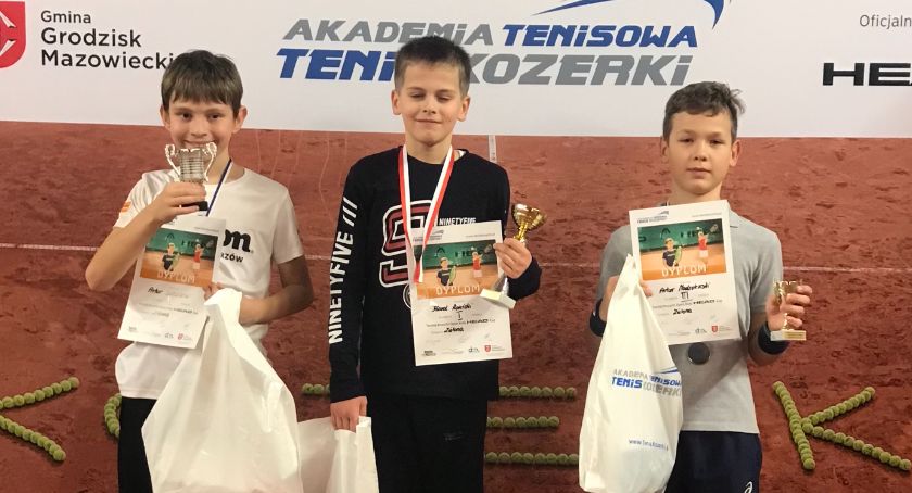 Artur Modzelewski na podium w tenisowym turnieju
