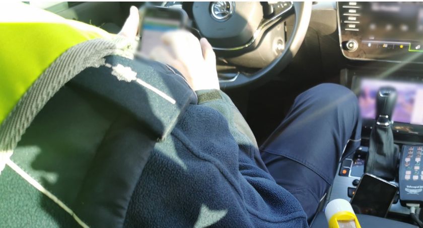 Nietrzeźwi kierowcy. Jeden dokończył pić piwo w obecności policjantów