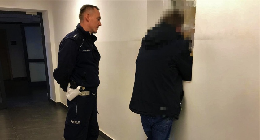 Pijany i bez uprawnień. Wpadł, bo przekroczył prędkość i nie zapiął pasów