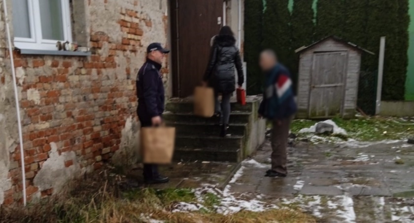 Dzielnicowy pomógł seniorowi ze Śniadowa