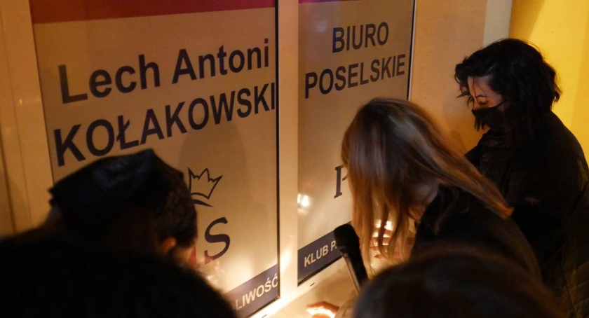 W niedzielę protest pod biurem posła Kołakowskiego w Łomży przeciw 