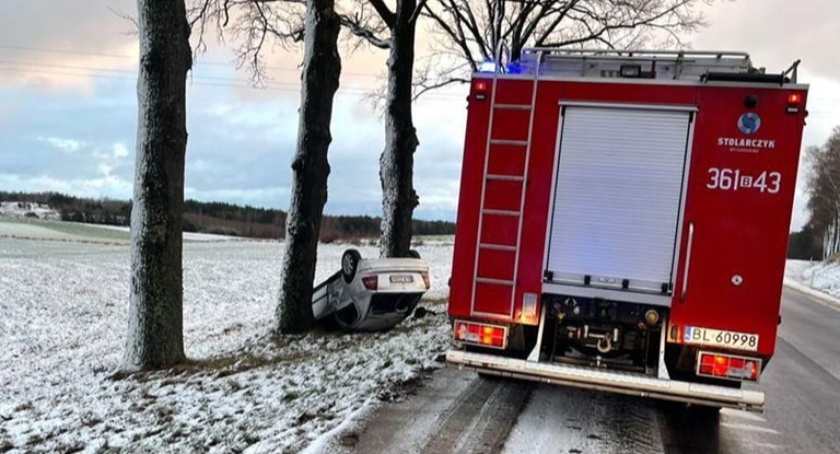 Dachowanie na DK64. Samochód wpadł do rowu