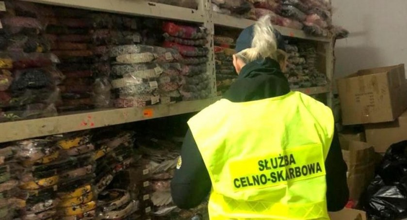 Podróbki na tyłach legalnego stoiska. Zatrzymano ponad 250 tys. przedmiotów [FOTO, VIDEO]