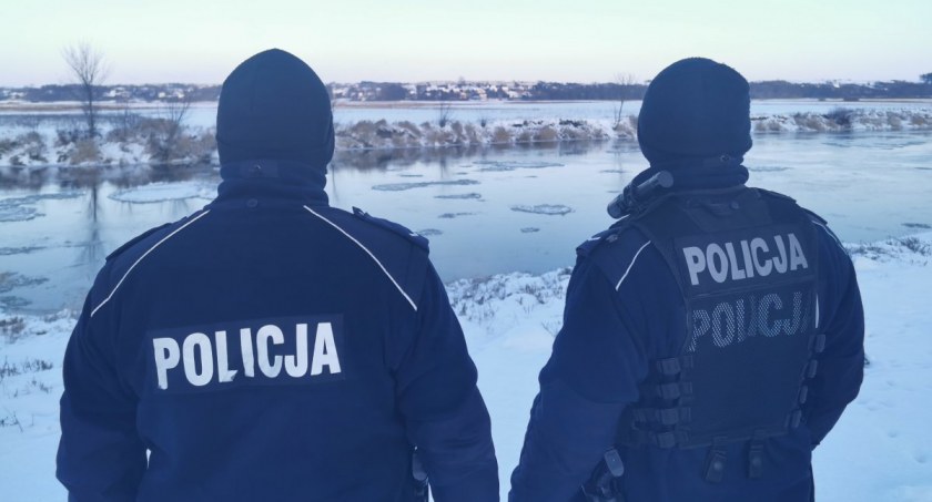 Niebezpieczna zabawa. Dzieci chodziły po zamarzniętej Narwi