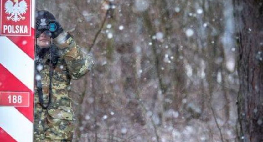 Sytuacja na granicy polsko-białoruskiej. Migranci wycofali się, pogranicznicy dostali tarcze