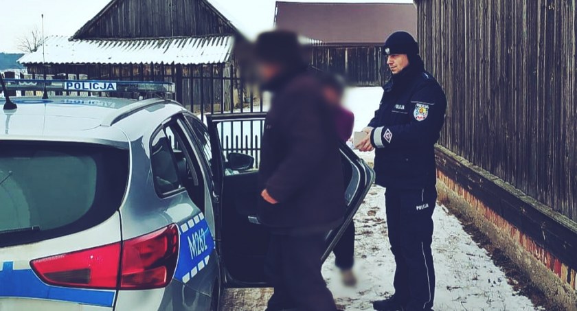 Senior błąkał się przy lesie. Był zziębnięty i zdezorientowany