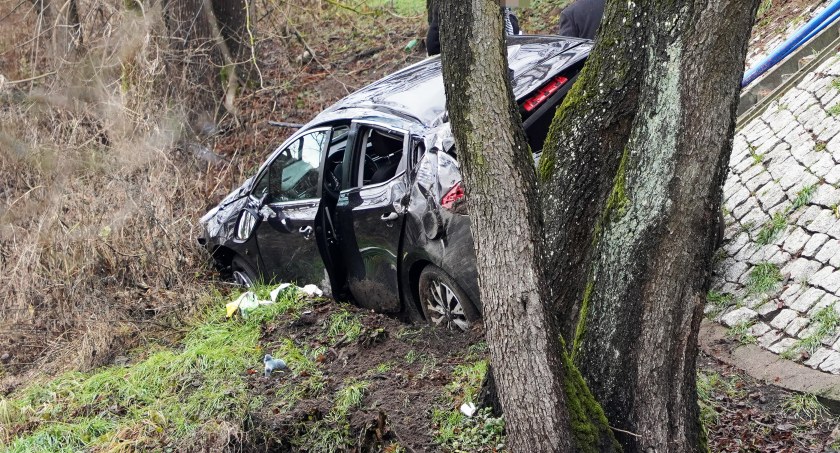 Dachowanie na DK64. Autem podróżowały trzy osoby [FOTO]