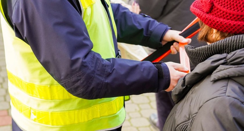 Policjanci apelują o noszenie odblasków
