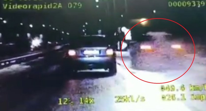 Wyprzedzał samochody z prawej strony. Był tam nieoznakowany radiowóz [VIDEO]