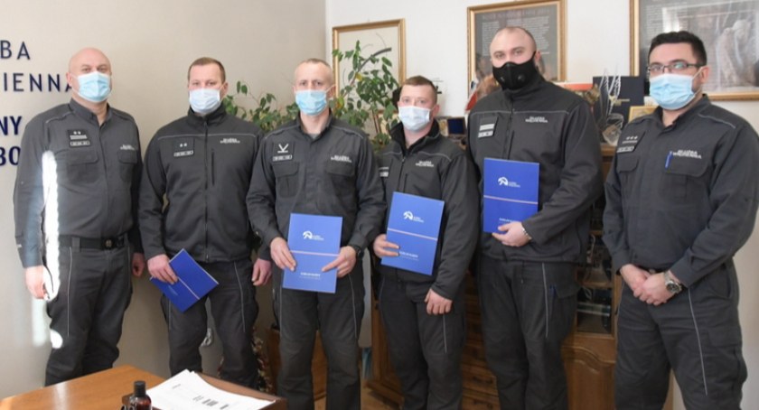 Funkcjonariusze SW z Czerwonego Boru nagrodzeni za obywatelską postawę [FOTO]
