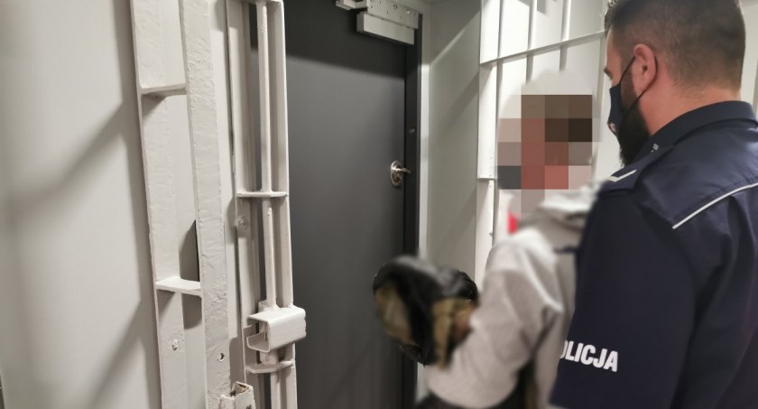 Ukradli z marketu metalowe półki