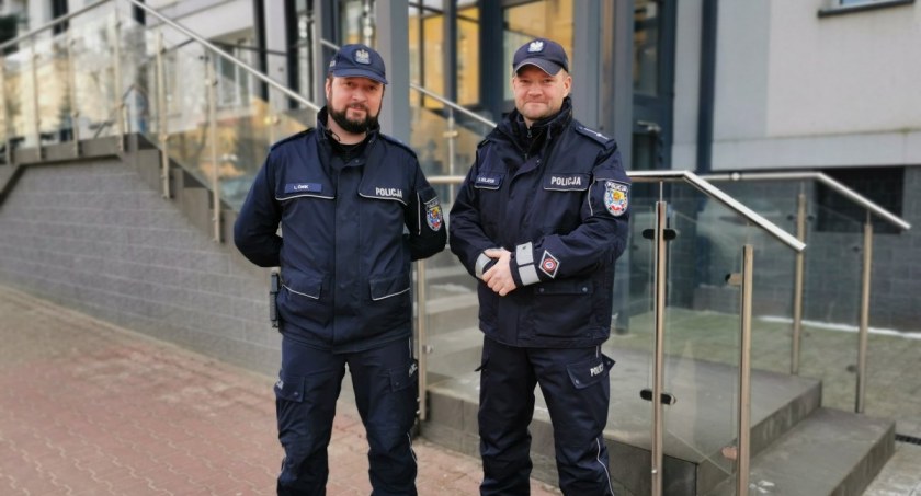 Policjanci z Łomży uratowali życie mieszkańca jednego z bloków