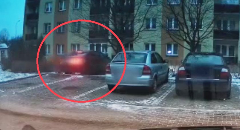 Łomża. Pijany 74-latek jeździł po trawniku i uderzył w blok [VIDEO i FOTO]
