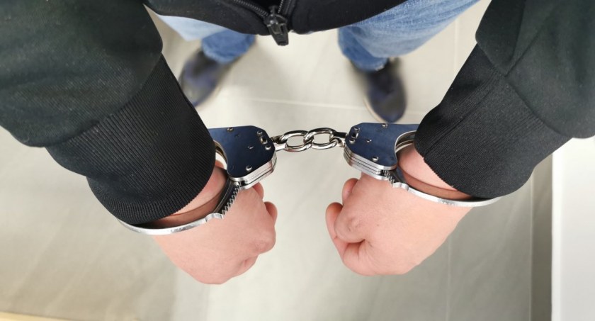 Na widok policji gwałtownie przyspieszył i odwracał się. Mieszkaniec Łomży miał amfetaminę