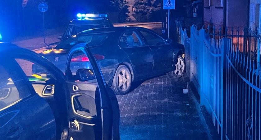 Policyjny pościg z finałem na ogrodzeniu. Wiemy, dlaczego kierowca uciekał! [FOTO] [AKTUALIZACJA]