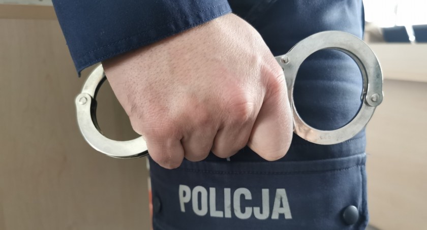 Nie miał tablicy rejestracyjnej. Mieszkaniec gminy Łomża jechał kradzionym samochodem
