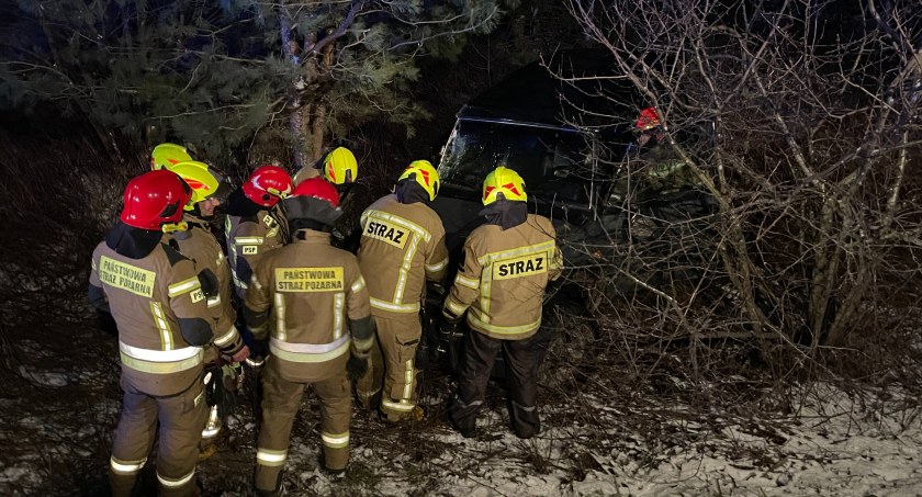 Auto wypadło z drogi i dachowało w rowie [FOTO]