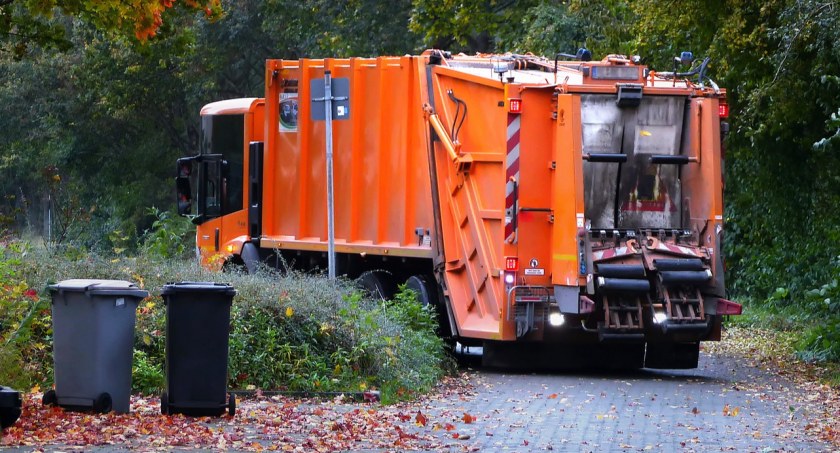 Łomża. Kto zajmie się odbiorem i transportem odpadów? Poznaliśmy oferty