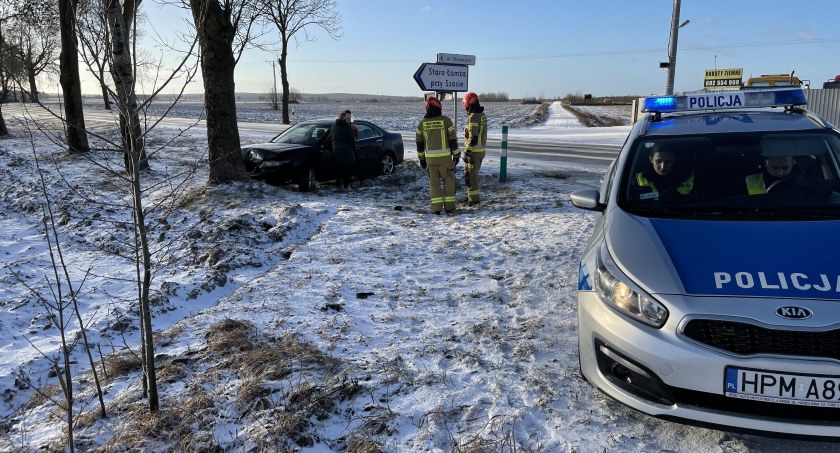 Auto wpadło w poślizg i uderzyło w drzewo [FOTO]