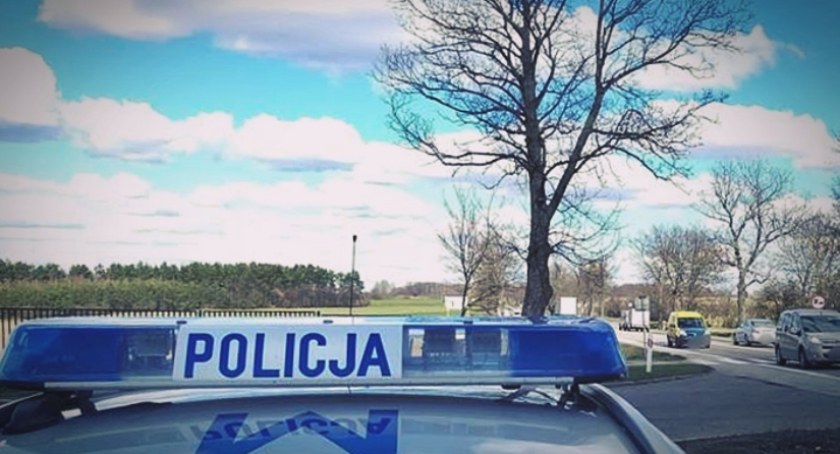 Załatwiał potrzebę fizjologiczną na środku drogi!