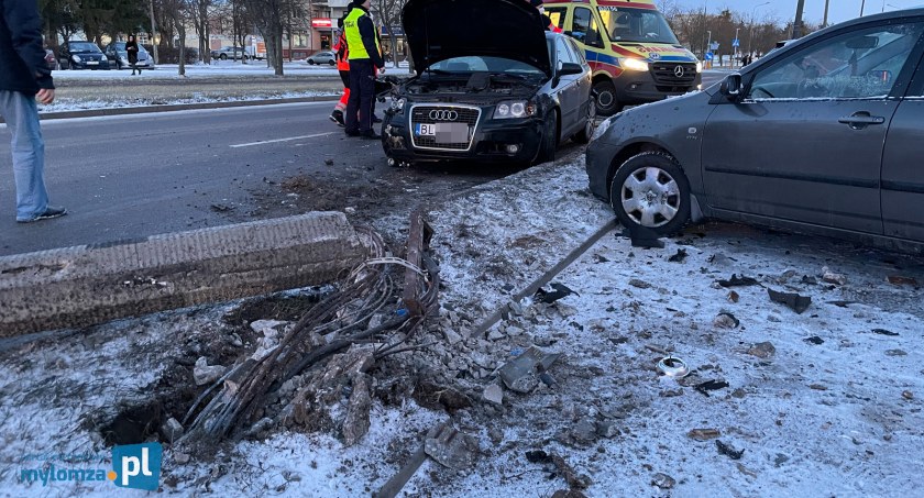 [AKTUALIZACJA] Ścięta przez pędzące audi latarnia runęła na ulicę. Uszkodzone 5 aut [FOTO]