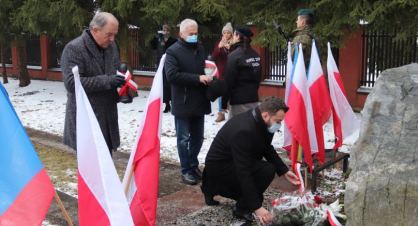 Kwiaty w miejscu straceń z okresu Powstania Styczniowego [FOTO]