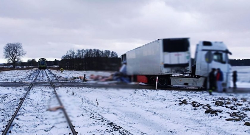 Zderzenie z lokomotywą na niestrzeżonym przejeździe [FOTO]