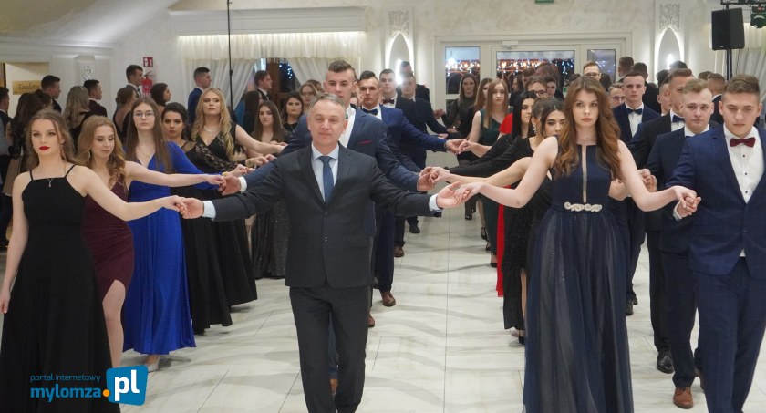 Uczniowie ZSCKR w Marianowie na balu studniówkowym 2022 [VIDEO i FOTO]