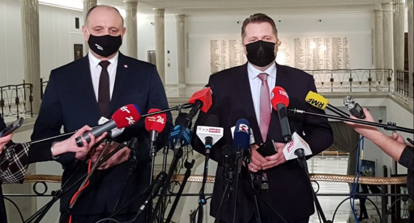 Nauka zdalna od czwartku wraca do szkół