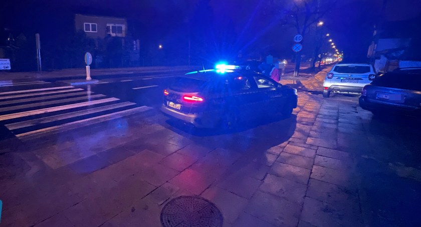 Mężczyzna potrącony przez auto. Trafił do szpitala [FOTO]