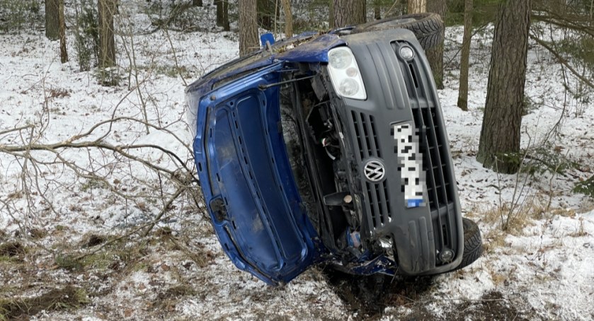 Auto wpadło do rowu. Są utrudnienia w ruchu [FOTO]