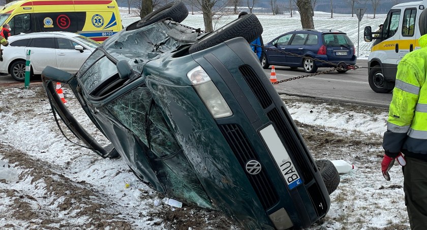 Kraksa na drodze Łomża – Zambrów. Volkswagen dachował [FOTO]