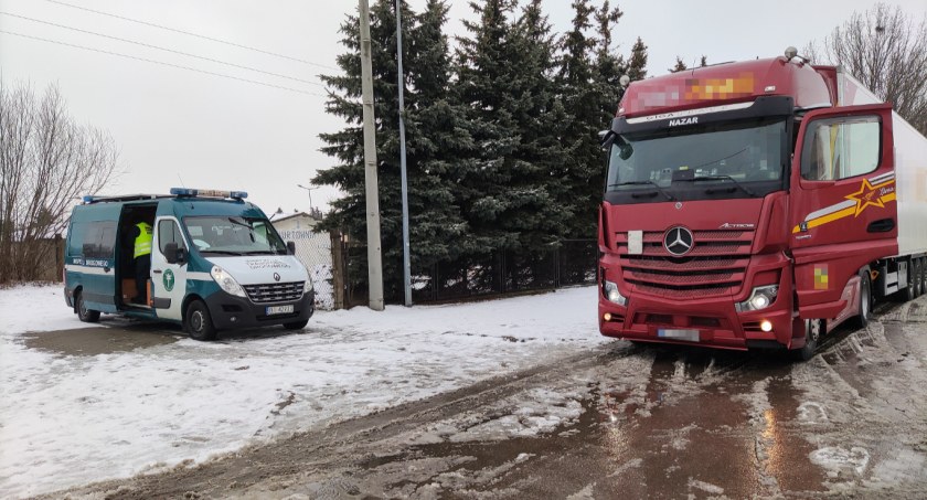 Kierowca wiózł m.in. kable. Kontrola techniczna pokazała poważną wadę