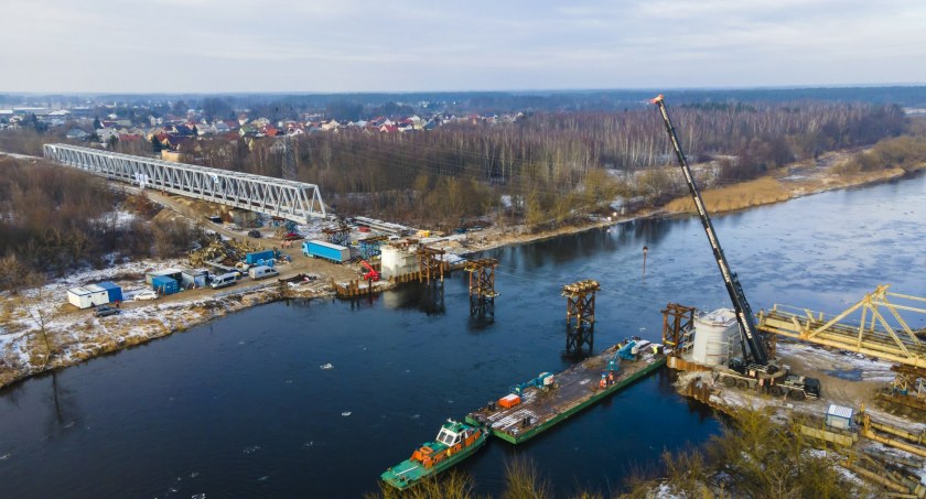 Nowy most kolejowy nad Narwią