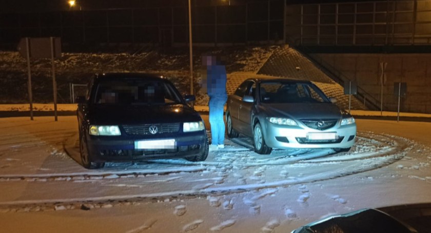 Zaparkowali na środku ronda, bo chcieli porozmawiać